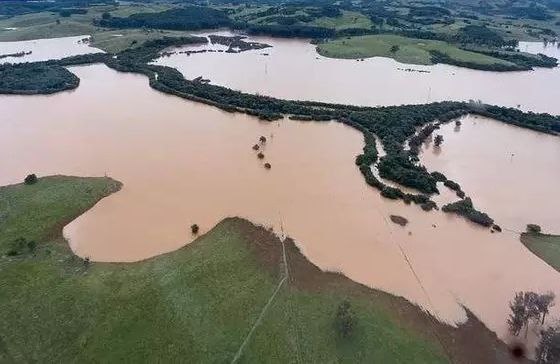 肯尼亚疏散因洪水被困马赛马拉保护区人员