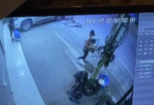 爆料：老挝2名说中文劫匪，持枪抢劫一家苹果手机店，抢走大量现金和手机！