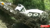 菲律宾达沃市钢桥因搅拌车执意通过而发生坍塌
