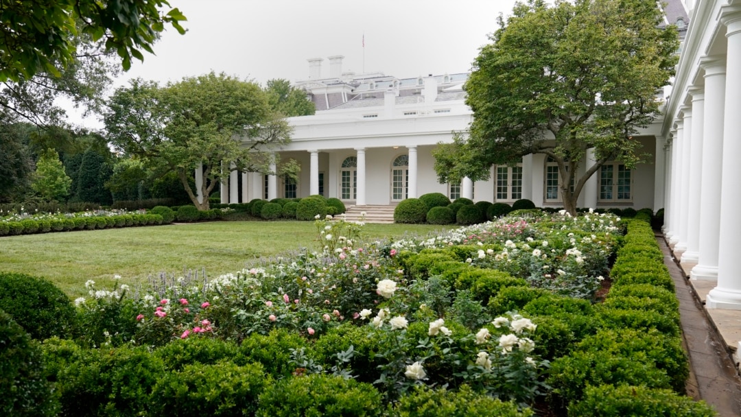 公众在春秋两季可以游览白宫花园